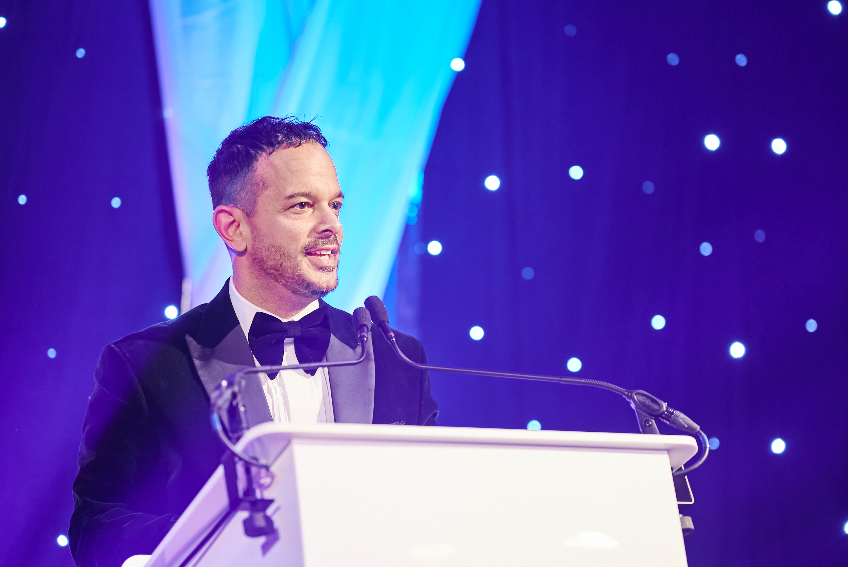 Hector Montalvo of Source Direct Events® Presents Prestigious Award at Industry Gala